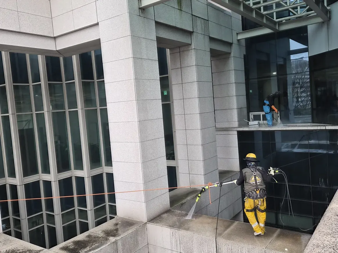 종로구 경운동 상가건물 옥상 파라펫 장비 주변 정밀 위생청소 사례 - 행진크린