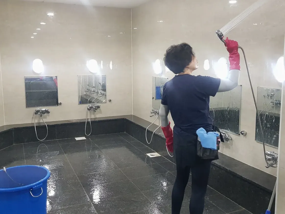 종로구 공평동 목욕탕 탈의실·파우더룸 바닥 위생청소 사례 - 행진크린