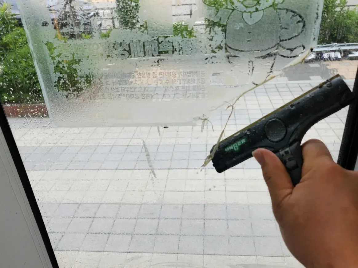 마포구 노고산동 사무실 고층 외창 장비 주변 정밀 위생청소 사례 - 행진크린